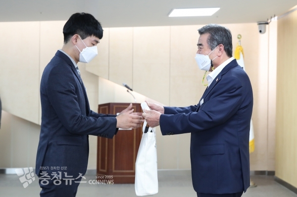 보령시, 새내기 공직자에 ‘웰컴키트’ 전달