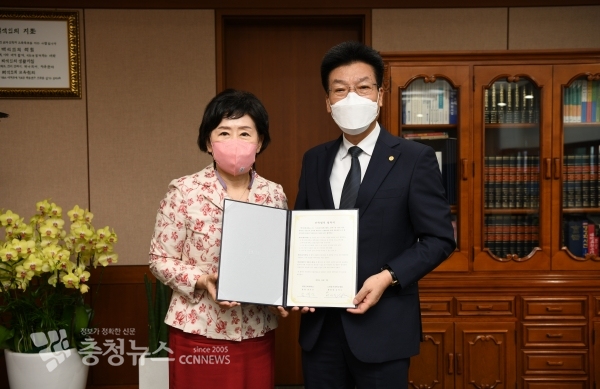 백석문화대와 노원을지대병원이 산학협력 및 가족회사 협약 체결 후 기념촬영을 하고 있다.(왼쪽부터 노원을지대병원 박영우 간호국장, 백석문화대 송기신 총장