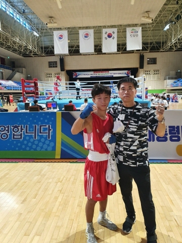 은메달을 수상한 차강진 학생과 아버지 모습