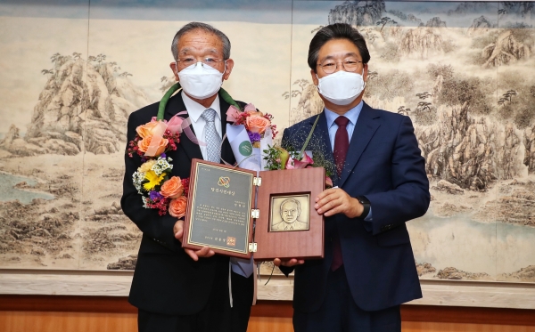 당진시민의 날 수상자 임형락 씨 모습