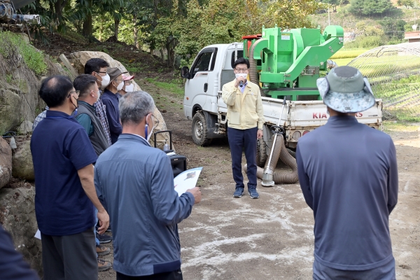 밤 수집기 시연회 참석한 김정섭 시장