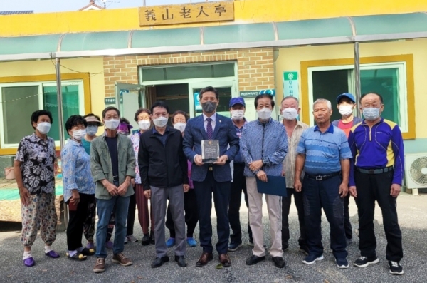 탑립동 주민들로부터 지역 발전 공로 감사패 받은 이희환 유성구의회 부의장