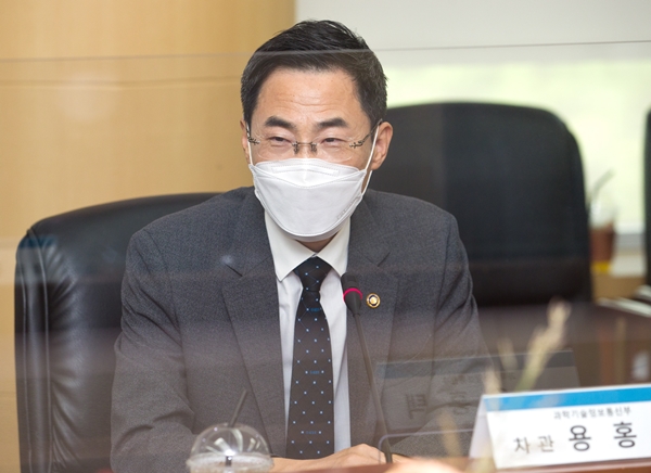 용홍택 과학기술정보통신부 제1차관이 5일 오후 대전광역시 유성구 연구개발특구진흥재단 회의실에서 열린'K-선도 연구소기업 현판 수여식' 에 참석해 인사말을 하고 있다.