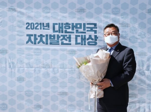 2021년 대한민국 자치발전 광역부문 대상을 수상한 대전시의회 홍종원 행정자치위원장