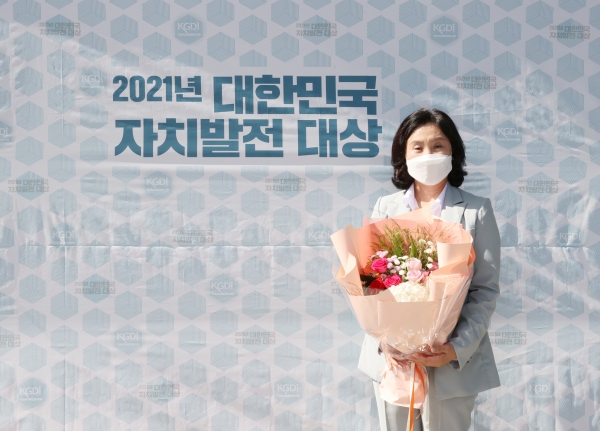 2021년 대한민국 자치발전 광역부문 대상을 수상한 대전시의회 복지환경위원회 채계순 의원