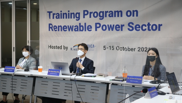 한국수자원공사 직원과 강사진이 파키스탄의 연수생을 대상으로 ‘신재생에너지 역량강화 국제교육’을 온라인으로 진행 ( 5일, 대전시 대덕구 한국수자원공사 본사)