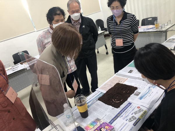 코로나19 마음치유 미술치료 프로그램 운영 중인 사진