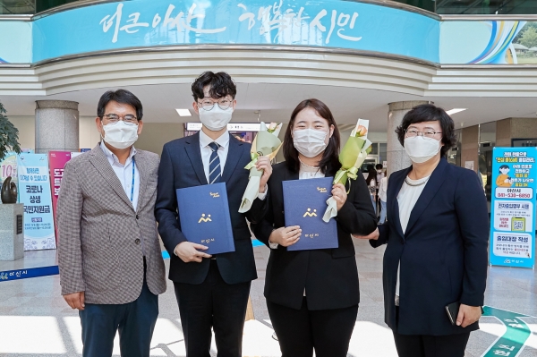 부모와 신규임용된 자녀와의 단체 촬영장면           (왼쪽부터 김경일팀장, 김덕원주무관, 김서연주무관, 김정자팀장)