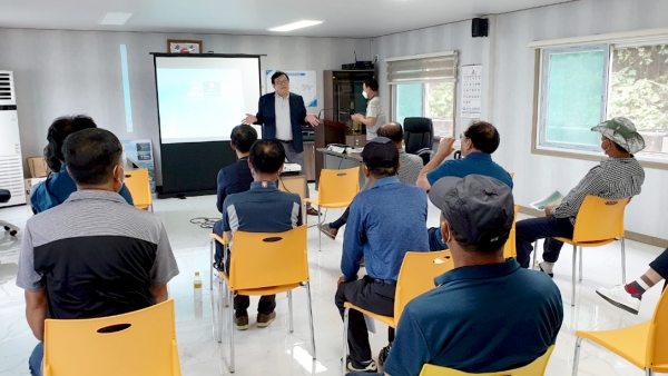 지난 5일 연포항 어촌계 회의실에서 연포·황골항 및 연포해수욕장 인근 지역 리더 20여 명이 참석한 가운데 ‘주민 역량강화 교육’ 실시 모습