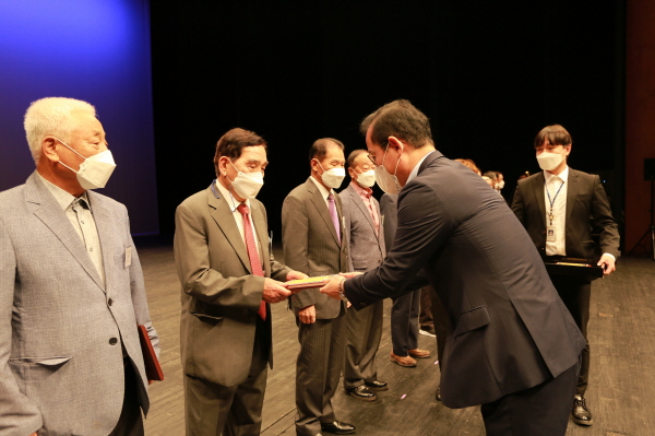 윤동현 당진부시장이 노인 복지 발전에 기여한 공로로 61명의 수상자들에게 표창장 전달 모습