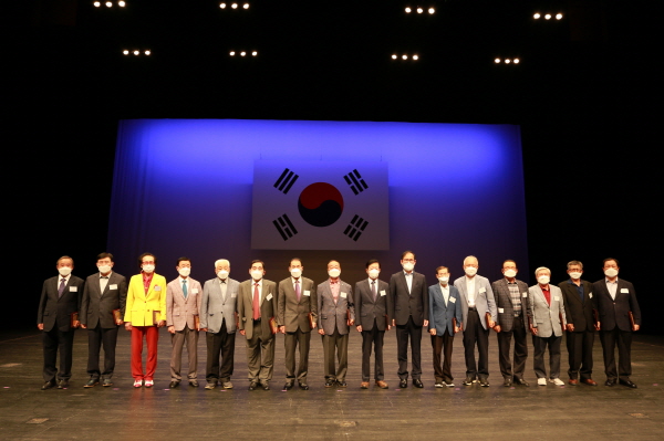 6일 당진문예의전당 대공연장에서 개최된 '제25회 노인의 날' 기념식 (단체사진)