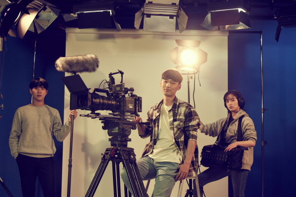 한국영상대학교 실습 수업에 참여하고 있는 학생