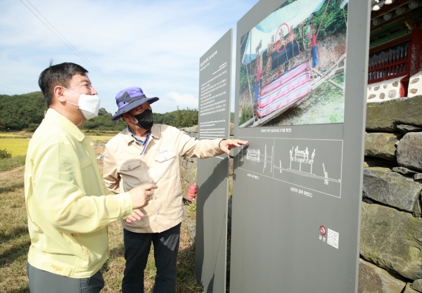 6일 상여 보호각이 있는 안면읍 승언리를 방문한 가세로 태안군수.
