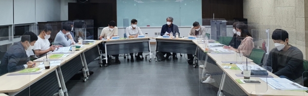 세종시교육청 청사 4층 대회의실에서 2021학년도 중학교 나다움 학습 공간 구축 사업 대상교 업무 담당자 등을 대상으로 상담을 실시하고 있다.