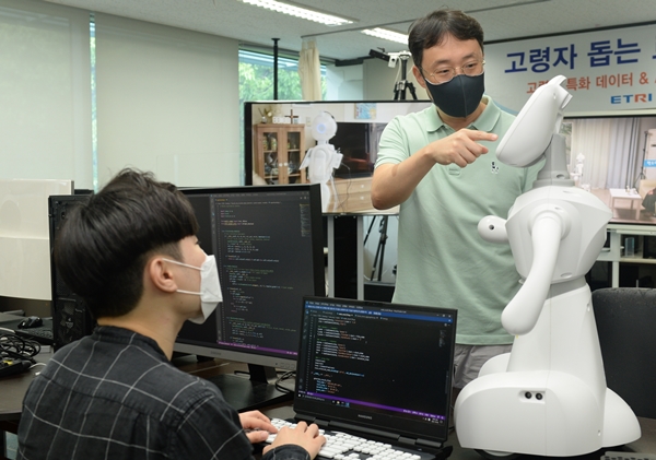 ETRI 연구진이 고령자에 특화된 휴먼케어 로봇 관련 기술을 점검하고 있는 모습