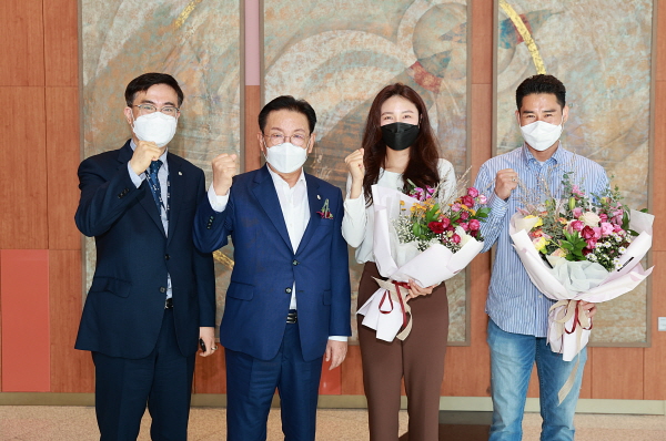 왼쪽부터 이광욱 자치행정과장, 최홍묵 시장, 최인정 선수, 김은수 펜싱팀 감독