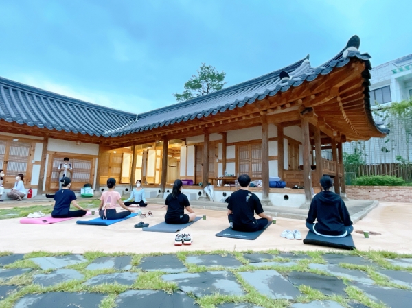 청년마을 청년리빙랩 성과 전시 사진