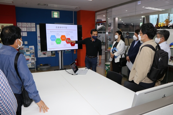 전자통신 기반의 지역 기업들에게 기술이전 설명, 연구원 견학