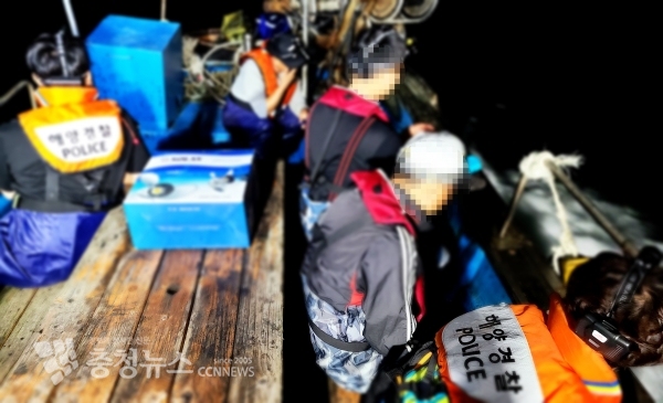 바람아래 인근 개벌체험활동 중 밀물 고립사고를 당한 30대 성인남성 5명이 구조된 뒤 민간해양구조선을 타고 육상 이동 중에 있다.