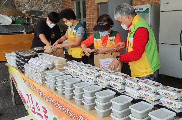 지난 8일 ‘집으로 ON 청춘’을 진행하기 위해 만든 밑반찬 봉사 모습