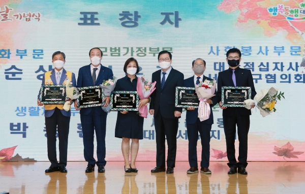 시상식 단체사진 [왼쪽부터 ①사회봉사부문 대한적십자사 대전·세종지사 서구지구협의회(회장 조산구) ②문화부문 천순상 ③모범가정부문 이은주 ④장종태 서구청장 ⑤환경부문 새마을운동 대전서구지회(회장 김기복) ⑥생활체육부문 박종환]