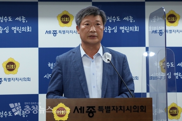 브리핑 하는 유철규