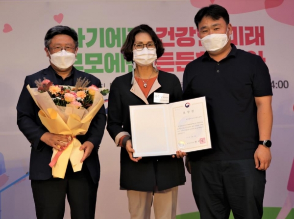 제16회 ‘임산부의 날’ 기념식에서 대전도시철도공사 김추자 경영이사(사진 가운데)와  직원들이 보건복지부 장관상을 수상하고 기념사진을 찍고 있다.