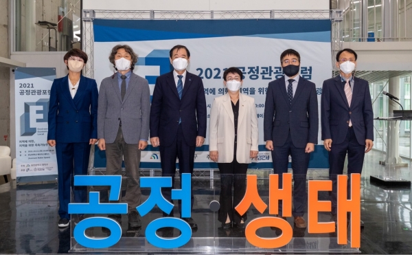 왼쪽부터 이상은 대덕문화관광재단 상임이사, 권선필 공정관광포럼 공동대표, 이광섭 한남대학교 총장, 박정현 대덕구청장, 정석윤 공정관광포럼 공동대표, 박근수 공정생태관광지원센터장