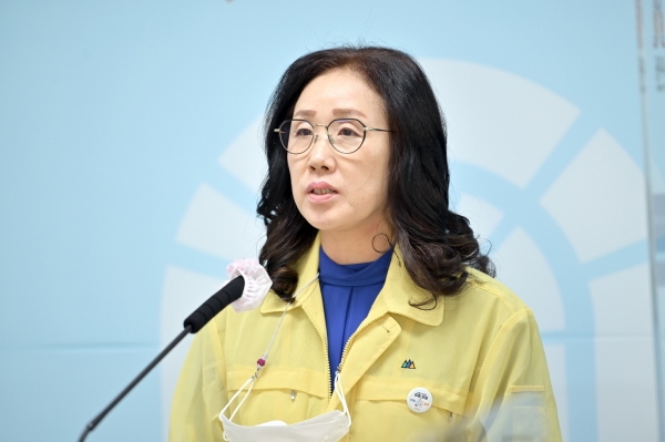 10월13일 제148회 정례브리핑 손애경 여성가족과장 모습