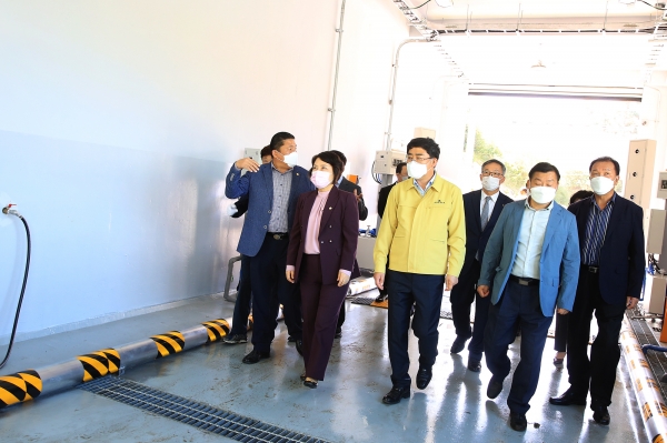 맹정호 서산시장이 13일 서산시 거점소독시설을 점검하는 모습