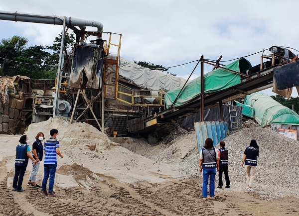 민간환경감시단이 10월 초 건설폐기물 처리업체를 방문해 비산먼지 발생을 점검하는 모습