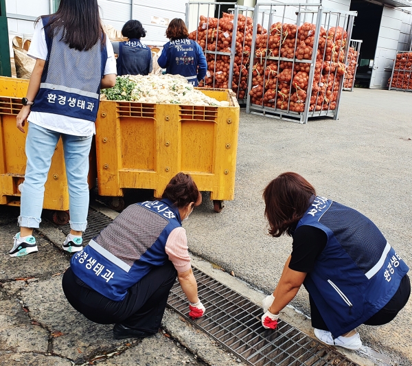 민간환경감시단이 10월 초 농산물가공업체를 방문해 배수로를 점검하는 모습