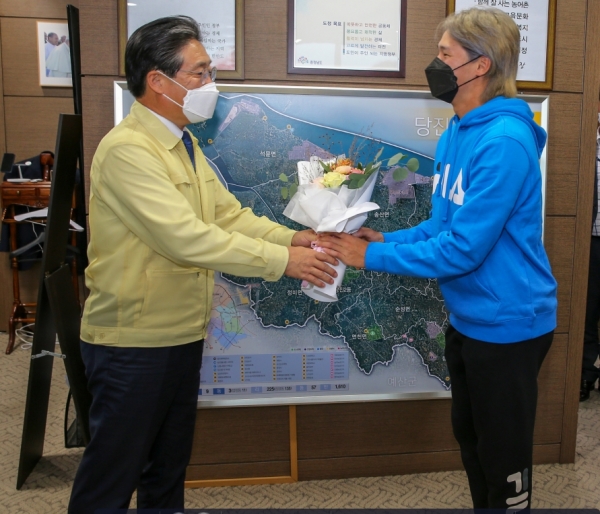귀국 후 14일 김홍장 시장과의 격려 인사 사진
