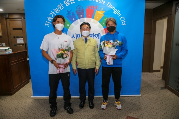 귀국 후 14일 김홍장 시장과의 격려 인사 사진