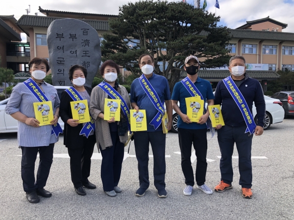 자율안전점검표 배부 장면