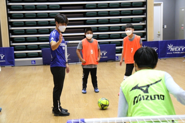 충남아산FC, 아산시 청소년에게 풋살 일일강사 활동 모습