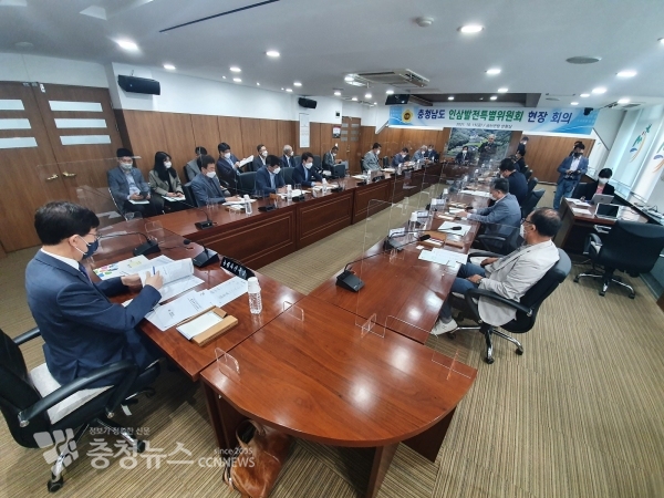 충남도의회  인삼발전특위는 15일 금산군청 상황실에서 인삼산업 발전 방향을 모색하기 위한 2차 회의를 개최했다.