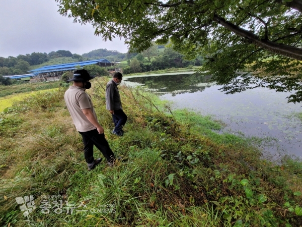 예산군이 관내 농업용저수지 안전점검을 하고 있다.