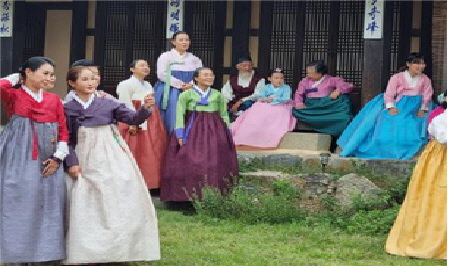 송악 주민들이 온라인 한복 패션쇼를 촬영하는 장면