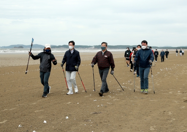 가세로 태안군수와 양승조 충남도지사가 지난 16일 해양치유센터 건립 예정지이자 해양치유 프로그램 시범 운영지인 태안군 달산포와 청포대를 찾아 현장을 둘러보고 관계자들을 격려했다
