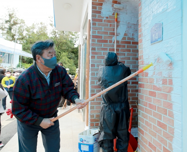 지난 16일 가세로 군수를 비롯한 군 관계자와 영목항 주민, 서울예술대학교 학생 등 40여 명이 참여한 가운데 ‘마을색 만들기’ 프로그램을 진행했다.