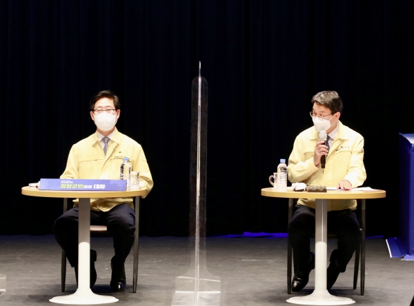 양승조 충남지사에 현안 사업 지원 건의하는 김돈곤 군수 모습