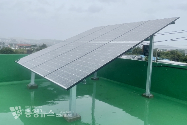 일반주택 옥상에 설치된 태양광 패널 사진