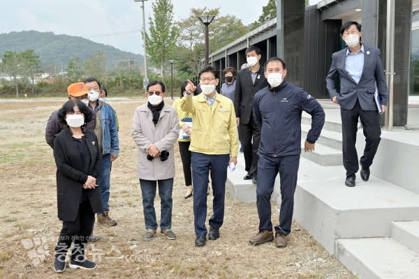 김정섭 공주시장이 폐교된 중장초를 방문해 휴양마을 조성을 위한 논의를 가졌다.