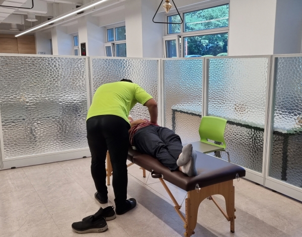 ‘찾아가는 심신케어 Day’를 통해 피지컬 관리를 받는 장면