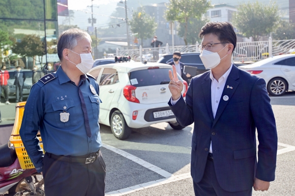 김정섭 공주시장, 제76주년 경찰의 날 맞아 지구대 격려 방문 모습
