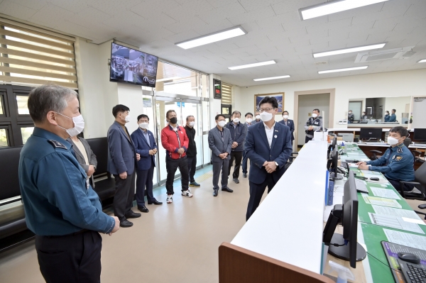 김정섭 공주시장, 제76주년 경찰의 날 맞아 지구대 격려 방문 모습