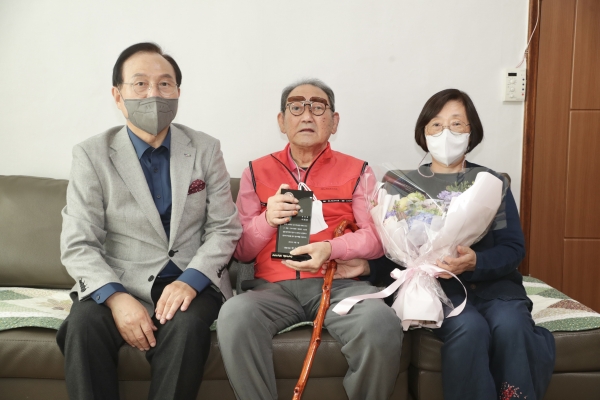 지난 20일 오후 박상돈 천안시장이 경로의 달에 생일을 맞이한 목천읍 거주 이희찬 어르신 댁을 방문해 100세 생일을 함께 축하하고 장수지팡이와 장수패를 증정하고 있다.