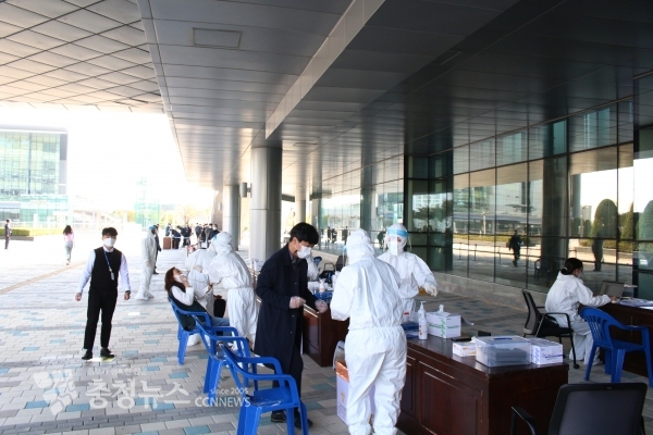 충남도가 21일 소속 공무원 코로나19 확진 판정, 선별진료소를 운영중이다.
