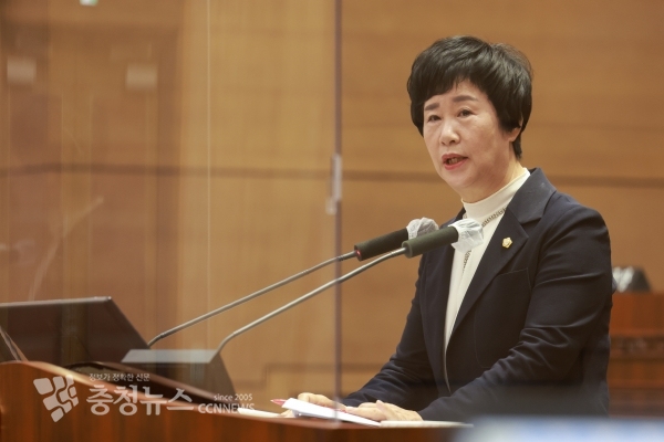 시정질문 하는 엄소영 천안시의회 의원